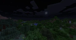 Salida de la luna en el bosque.