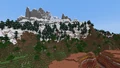 Bedrock Editionでの、荒野の横に生成された山岳。