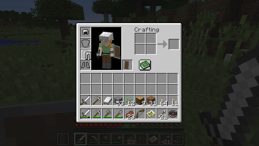 서바이벌 모드에서 탐험할 때 적절한 인벤토리의 예. 횃불, 침대, 도구, 무기, 철 갑옷 2종, 블록, 식료품, 활과 화살, 나침반.