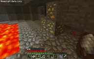 Gouderts in een grot naast een Lapis Lazuli ertsblok, een Redstone blok en lava.