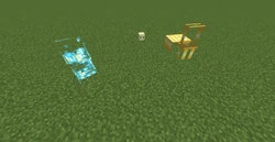 Shulker, naładowany creeper i lama z dywanem na grzbiecie mający efekt Niewidzialność; mimo to niektóre ich elementy nadal są widoczne.