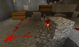 6. Устанавливаем компаратор к воронке под сортировочным сундуком, ведущей к сундуку с отсортированными вещами. От компаратора прокладываем два блока красного провода, ставим блок с красным факелом для инвертирования сигнала, от факела провод ведем к блоку у следующей воронке, как показано на рисунке. Здесь важна скорость передачи сигнала, поэтому повторителей устанавливать не стоит.