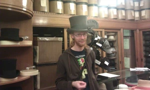 Джеб примеряет новую шляпу