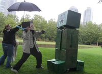 Справа - крипер, слева - самоубийца