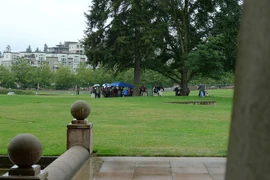 Камера скрытого наблюдения засекла непонятную толпу на лужайке