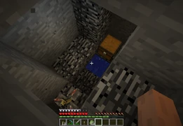 «Дыра» в коренной породе залита водой, варочная стойка и сундук с алхимическими ингредиентами рядом