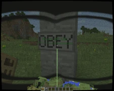 Напис «OBEY» на табличці, з попередньо написаним текстом