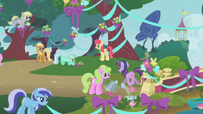 Twilight watching Lyra Heartstrings s01e10