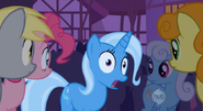 Watching-Trixie-derpy-hooves-mlp-fim-28814942-830-455