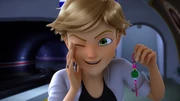Adrien mówi Marinette, że nic mu nie grozi dzięki talizmanowi