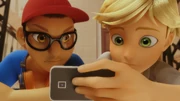 Nino i Adrien oglądają wiadomości na telefonie jasnowłosego