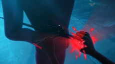 Catalyst infundindo a bengala de Hawk Moth, transformando-o em Scarlet Moth.