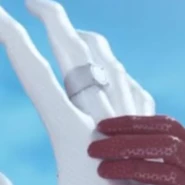 Srebrny pierścień na palcu Białego Kota