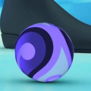 Fioletowa Piłeczka leżąca na ziemi