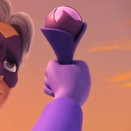 Górna część Laski Hesperyda, która jest fioletowa z motylem na kopule