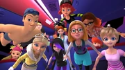 A turma de Marinette fica feliz ao ver Ladybug e Cat Noir.