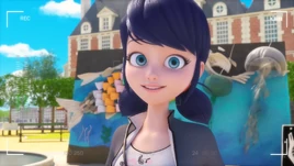 Marinette w parku uśmiecha się do kamery