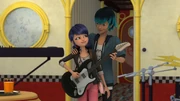 Luka pokazuje Marinette, jak grać na gitarze