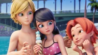 Marinette i Adrien odsuwają się od podekscytowanej fanki.