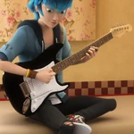 Czarna gitara w dłoniach Luki. Chłopak gra na niej siedząc na łóżku.