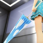 Błękitna parasolka z białymi chmurami w ręce Aurore