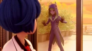 Argos, superbohater Miraculum Pawia, stoi oparty o okno Kagami Tsurugi, córki Tomoe Tsurugi. W tle jest zachód słońca.