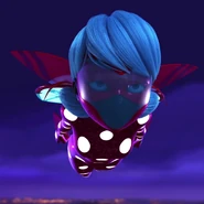 Marinette jako Kosmodronka w czasie lotu (z maską na twarzy)