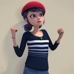 Marinette w ubraniu swojego projektu – dżinsach, granatowym swetrze z białymi pasami, czerwonym berecie oraz biżuterii