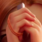 Gwizdek Sabriny ze sznurkiem zawiniętym wokół jej dłoni