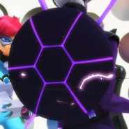 Bardzo ciemnofioletowa Tarcza świecącymi na fioletowo wgłębieniami w kształcie sześciokąta na środku, z którego rogów odchodzą kreski, tworząc wzór pancerza żółwia, noszona przez Monarchę na plecach