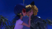 Marinette e Chat Noir si baciano.