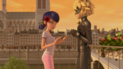 Marinette e Chat Noir parlano nervosamente tra loro.