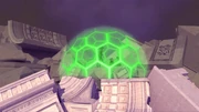 Carapace usa i suoi poteri per proteggere Alya, Ladybug e Chat Noir dal crollo dell'Arco di Trionfo.