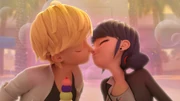 Marinette e Adrien stanno per baciarsi.