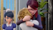 Adrien abbraccia Nathalie e le dice che vuole rimanere con lei.