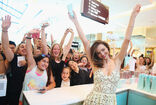 501692670-miranda-kerr-poses-alongside-fans-at-gettyimages