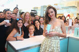 501696216-miranda-kerr-poses-alongside-fans-at-gettyimages