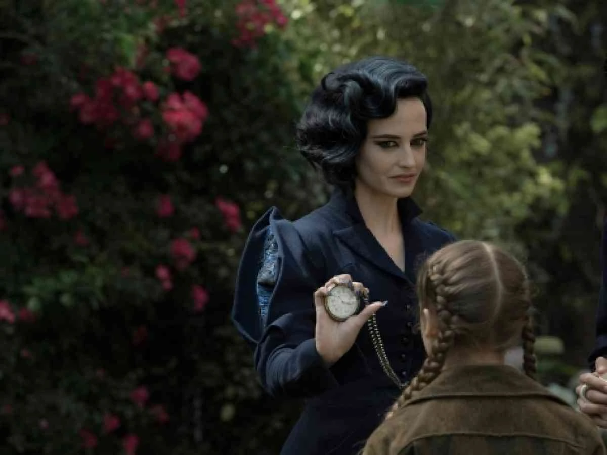 дом странных женщин. дом странныз детей мис перигрин. дом странных детей мисс перегрин фильм 2016. дом страных детей мисис перегрин. мисс перегрин с трубкой.