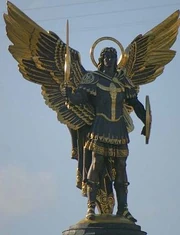 Estatua del arcángel Miguel Kiev, Ucrania, donde es el santo patrón
