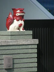 Un shisa con la boca cerrada