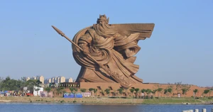 Estatua de Guan Yu de 58 metros de altura del parque homónimo en Jingzhou.