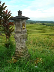 Pilar-templo con ofrendas a Dewi Sri. Es interpretada variadamente como Parvati o como Lakshmi