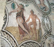 Sátiro persiguiendo a una ninfa en un mosaico romano
