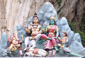 Parvati con Shiva y sus hijos Ganesha (extremo izquierdo) y Kartikeya (extremo derecho). Parvati se muestra con la piel verde, denotando una complexión oscura