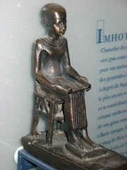 Estatuilla de Imhotep en el Louvre.