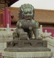 León macho de la dinastía Ming en la Ciudad Prohibida.