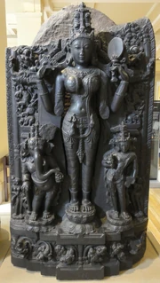 Lalita de cuatro brazos con sus hijos Ganesha y Skanda. Odisha, India. Escultura del siglo XI del Museo Británico