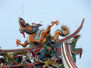Dragón en el tejado del templo de Longshan, Taipei, Taiwán