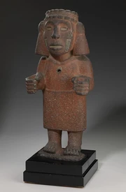 Chalchiuhtlicue, artista azteca desconocido, 1200-1521, basalto gris, ocre rojo. Instituto de Arte de Minneapolis, 2009.