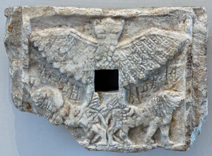 Relieve votivo de alabastro de Ur-Nanshe, rey de Lagash. Anzû es mostrado como un águila con cabeza de león, ca. 2550–2500 a.C.; encontrado en Tell Telloh, donde se situaba la antigua Girsu. Museo del Louvre.
